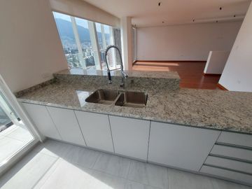 Vendo Departamento de 191 m2 en  la  Av. González Suárez.