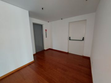 Vendo Departamento de 191 m2 en  la  Av. González Suárez.