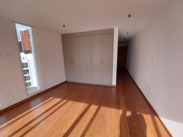 Vendo Departamento de 191 m2 en  la  Av. González Suárez.