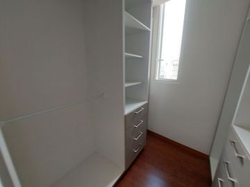 Vendo Departamento de 191 m2 en  la  Av. González Suárez.