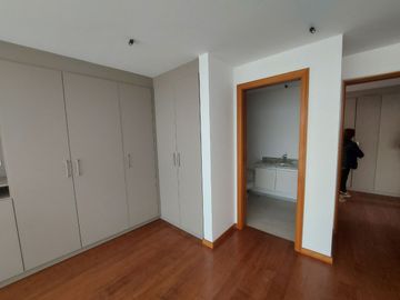 Vendo Departamento de 191 m2 en  la  Av. González Suárez.