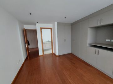 Vendo Departamento de 191 m2 en  la  Av. González Suárez.