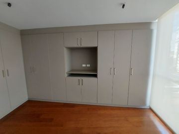 Vendo Departamento de 191 m2 en  la  Av. González Suárez.