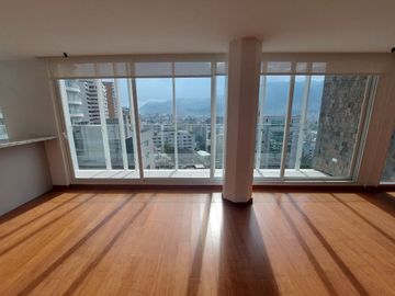 Vendo Departamento de 191 m2 en  la  Av. González Suárez.