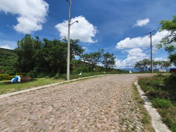 Lote ORQUÍDEA 143 con bonita vista todos los servicios proyecto incluído en Fracc Rancho San Diego Ixtapan de la Sal EDOMEX