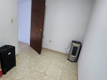 SE VENDE HERMOSA CASA DE TRES PISOS EN EL BARRIO BOSQUES DE MARACAIBO
