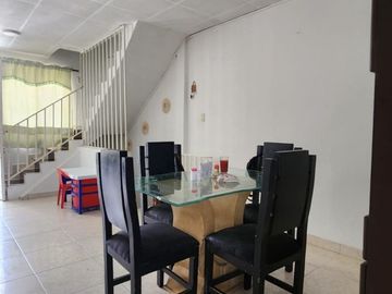 SE VENDE HERMOSA CASA DE TRES PISOS EN EL BARRIO BOSQUES DE MARACAIBO