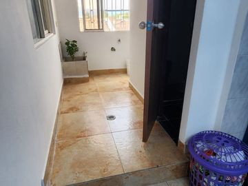 SE VENDE HERMOSA CASA DE TRES PISOS EN EL BARRIO BOSQUES DE MARACAIBO