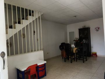 SE VENDE HERMOSA CASA DE TRES PISOS EN EL BARRIO BOSQUES DE MARACAIBO