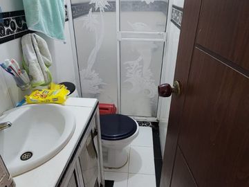 SE VENDE HERMOSA CASA DE TRES PISOS EN EL BARRIO BOSQUES DE MARACAIBO