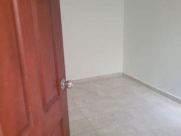 SE VENDE HERMOSA CASA DE TRES PISOS EN EL BARRIO BOSQUES DE MARACAIBO