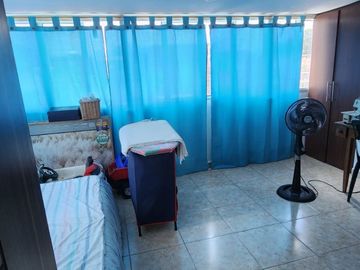 SE VENDE HERMOSA CASA DE TRES PISOS EN EL BARRIO BOSQUES DE MARACAIBO
