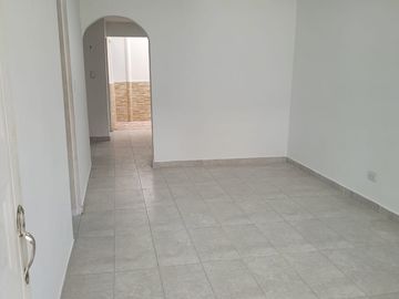 SE VENDE HERMOSA CASA DE TRES PISOS EN EL BARRIO BOSQUES DE MARACAIBO