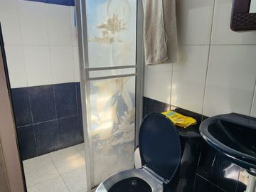 SE VENDE HERMOSA CASA DE TRES PISOS EN EL BARRIO BOSQUES DE MARACAIBO