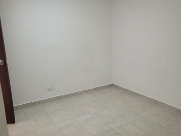 SE VENDE HERMOSA CASA DE TRES PISOS EN EL BARRIO BOSQUES DE MARACAIBO