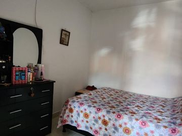 SE VENDE HERMOSA CASA DE TRES PISOS EN EL BARRIO BOSQUES DE MARACAIBO