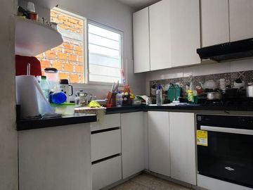 SE VENDE HERMOSA CASA DE TRES PISOS EN EL BARRIO BOSQUES DE MARACAIBO