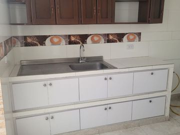 SE VENDE HERMOSA CASA DE TRES PISOS EN EL BARRIO BOSQUES DE MARACAIBO