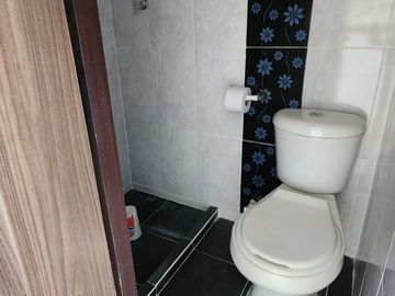 SE VENDE HERMOSA CASA DE TRES PISOS EN EL BARRIO BOSQUES DE MARACAIBO