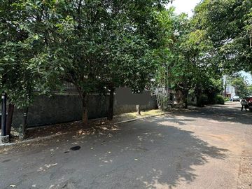 BANGUNAN RUMAH DALAM KOMPLEK di SIMPRUG GOLF, KEBAYORAN LAMA