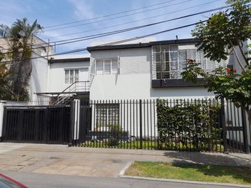CASA COMO TERRENO EN URB SAN ANTONIO, MIRAFLORES: FRENTE DE 14 MTS, $ 560,000