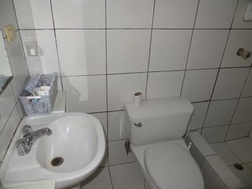 CASA COMO TERRENO EN URB SAN ANTONIO, MIRAFLORES: FRENTE DE 14 MTS, $ 560,000