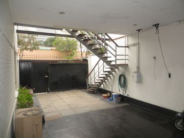CASA COMO TERRENO EN URB SAN ANTONIO, MIRAFLORES: FRENTE DE 14 MTS, $ 560,000