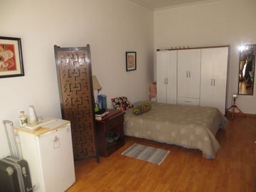CASA COMO TERRENO EN URB SAN ANTONIO, MIRAFLORES: FRENTE DE 14 MTS, $ 560,000