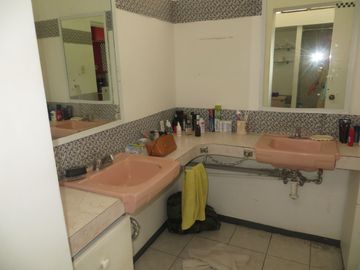 CASA COMO TERRENO EN URB SAN ANTONIO, MIRAFLORES: FRENTE DE 14 MTS, $ 560,000