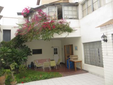 CASA COMO TERRENO EN URB SAN ANTONIO, MIRAFLORES: FRENTE DE 14 MTS, $ 560,000