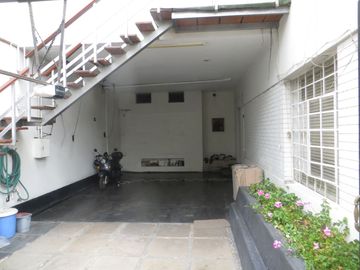 CASA COMO TERRENO EN URB SAN ANTONIO, MIRAFLORES: FRENTE DE 14 MTS, $ 560,000