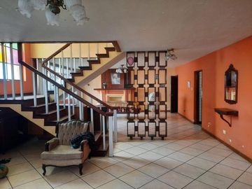 VENDO ENORME CASA EN ESQUINA EN STA CECILIA BELLAVISTA LIM CON SAN MIGUEL