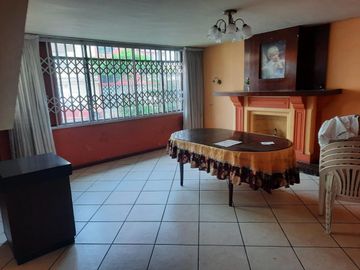 VENDO ENORME CASA EN ESQUINA EN STA CECILIA BELLAVISTA LIM CON SAN MIGUEL