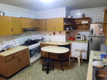 VENDO ENORME CASA EN ESQUINA EN STA CECILIA BELLAVISTA LIM CON SAN MIGUEL