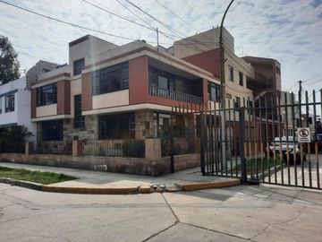 VENDO ENORME CASA EN ESQUINA EN STA CECILIA BELLAVISTA LIM CON SAN MIGUEL