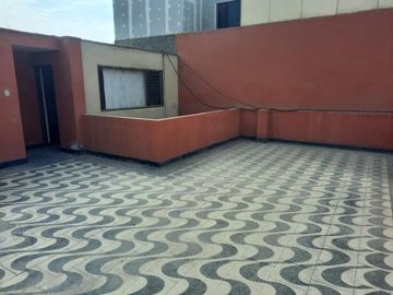 VENDO ENORME CASA EN ESQUINA EN STA CECILIA BELLAVISTA LIM CON SAN MIGUEL