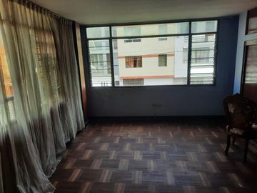 VENDO ENORME CASA EN ESQUINA EN STA CECILIA BELLAVISTA LIM CON SAN MIGUEL