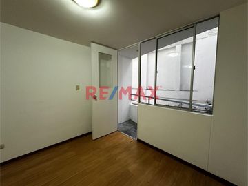 SE VENDE DEPARTAMENTO A 2 CUADRAS DEL MALECON DE MIRAFLORES,  LIMITE CON SAN ISIDRO , ZONA GASTRONOMICA Y COMERCIAL.