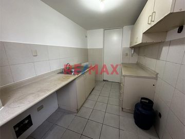 SE VENDE DEPARTAMENTO A 2 CUADRAS DEL MALECON DE MIRAFLORES,  LIMITE CON SAN ISIDRO , ZONA GASTRONOMICA Y COMERCIAL.