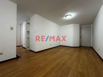 SE VENDE DEPARTAMENTO A 2 CUADRAS DEL MALECON DE MIRAFLORES,  LIMITE CON SAN ISIDRO , ZONA GASTRONOMICA Y COMERCIAL.
