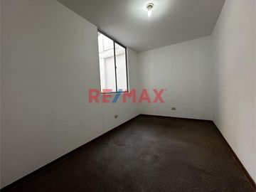SE VENDE DEPARTAMENTO A 2 CUADRAS DEL MALECON DE MIRAFLORES,  LIMITE CON SAN ISIDRO , ZONA GASTRONOMICA Y COMERCIAL.