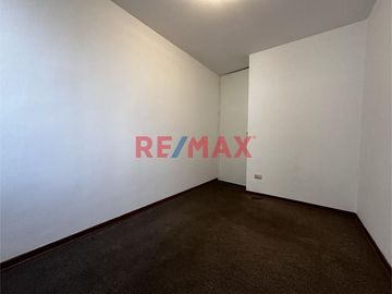 SE VENDE DEPARTAMENTO A 2 CUADRAS DEL MALECON DE MIRAFLORES,  LIMITE CON SAN ISIDRO , ZONA GASTRONOMICA Y COMERCIAL.