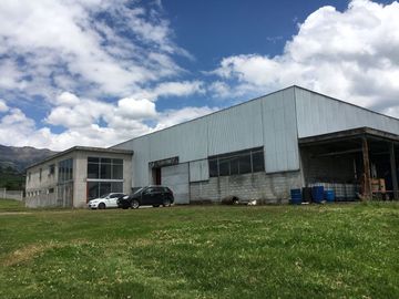 Galpon Industrial Tambillo , 10.000 m² Terreno, 1.820 m2 galpon, 430 m² Oficinas. Cerca de Quito.