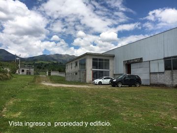 Galpon Industrial Tambillo , 10.000 m² Terreno, 1.820 m2 galpon, 430 m² Oficinas. Cerca de Quito.