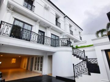 Rumah Brand New Classic Cipete Utara Kebayoran Baru