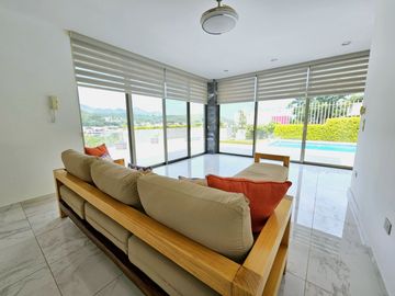 LAS CAÑADAS CASA EN VENTA FRENTE AL COLEGIO ALEMAN CON ALBERCA