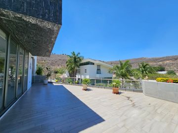LAS CAÑADAS CASA EN VENTA FRENTE AL COLEGIO ALEMAN CON ALBERCA