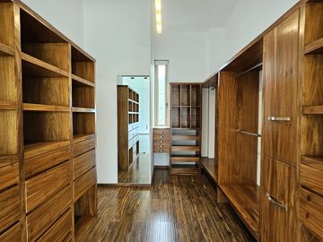 LAS CAÑADAS CASA EN VENTA FRENTE AL COLEGIO ALEMAN CON ALBERCA