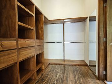 LAS CAÑADAS CASA EN VENTA FRENTE AL COLEGIO ALEMAN CON ALBERCA