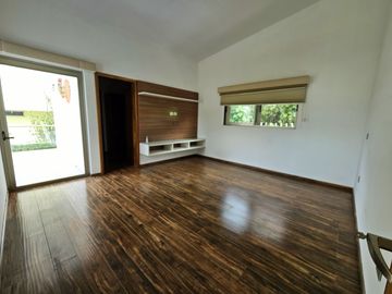 LAS CAÑADAS CASA EN VENTA FRENTE AL COLEGIO ALEMAN CON ALBERCA
